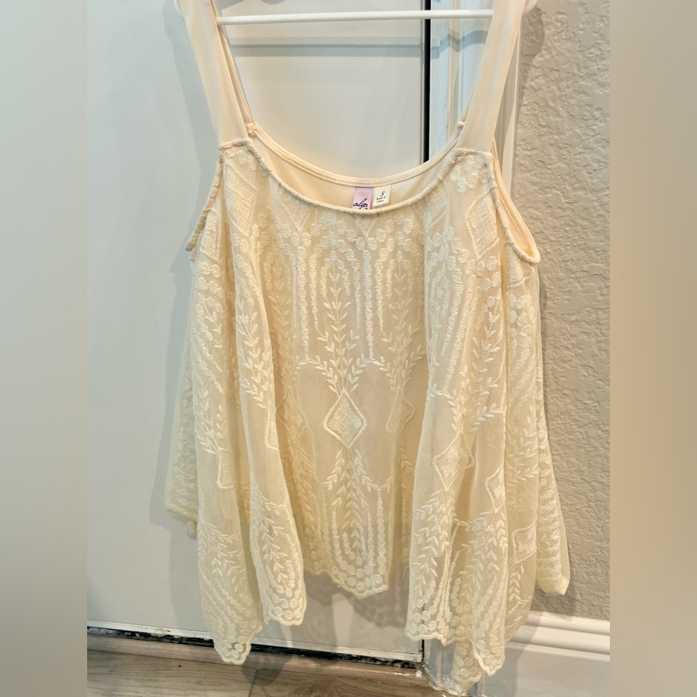 Lovely lacy ladies’ sleeveless top size Small